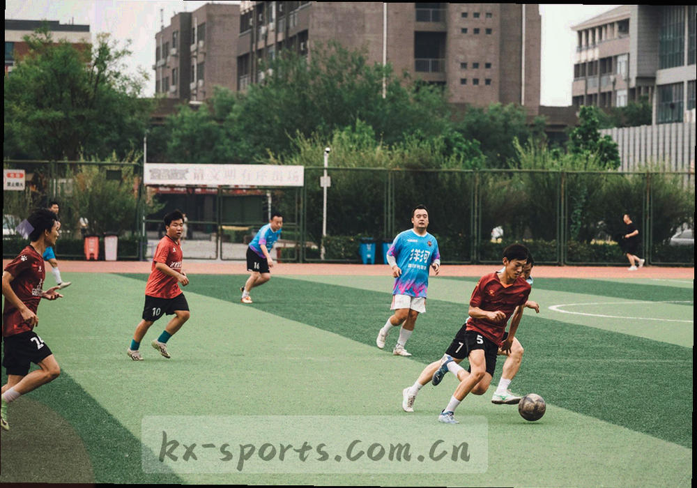三级额度对照的抽象图形，柱状条与数字占位，深底荧光青为主色